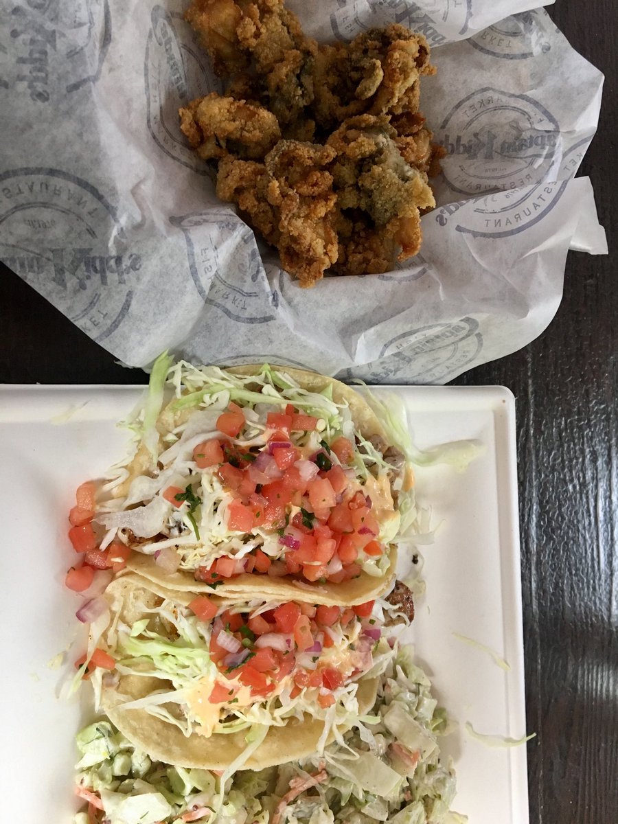 BartlettBacchus's tweet photo. Fresh fish tacos and Oysters from #CaptainKidds Fish Market for lunch on #TacoTuesday #PierDining https://t.co/LFY2bO4E2q