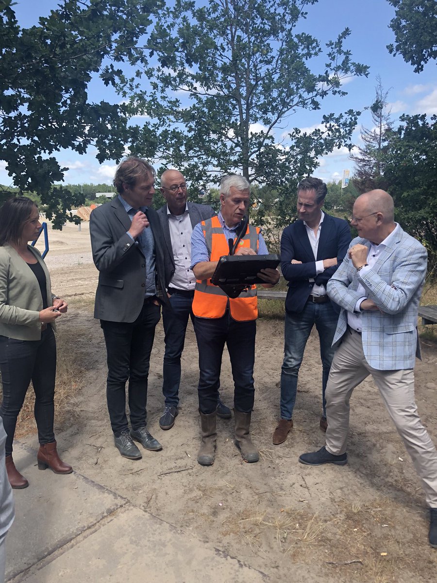 HarmJanvSchaik's tweet photo. Met  college B&amp;W bezochten wij vandaag het innovatieve fieldlab van @SOMACollege en oa @AllinqGroup Op vernieuwend wijze wordt gewerkt aan schadevrij graven in de openbare ruimte. Bespaard samenleving miljoenen. High techop gebied van infrastructuur op @BouwInfraPark Harderwijk https://t.co/HribmbHZSQ