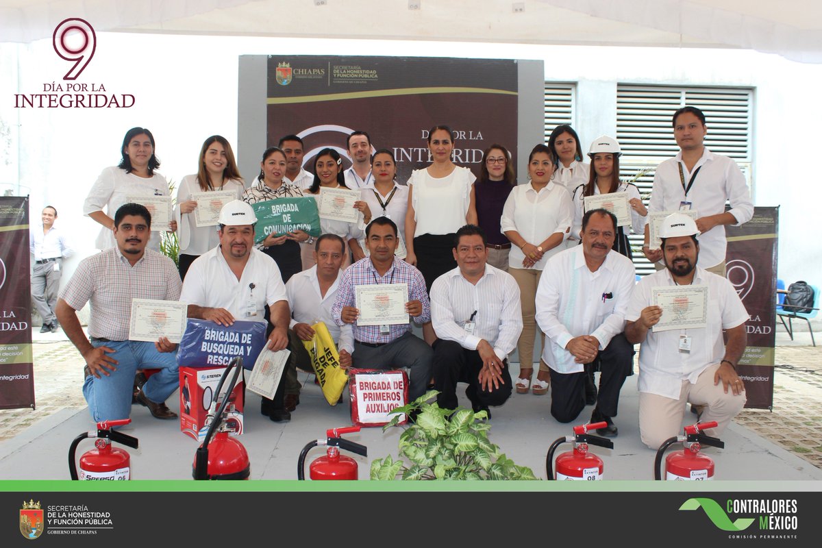 SHyFP_CPCEF_RS's tweet photo. La titular de la Secretaría de la Honestidad y Función Pública, Mtra. Liliana Angell González, entregó herramientas, insumos y reconocimientos, a los jefes de las brigadas de la Unidad Interna de Protección Civil.
#DíaPorLaIntegridad
#Lagalidad
#Honestidad
#Transparencia https://t.co/e3HGNh73Gk
