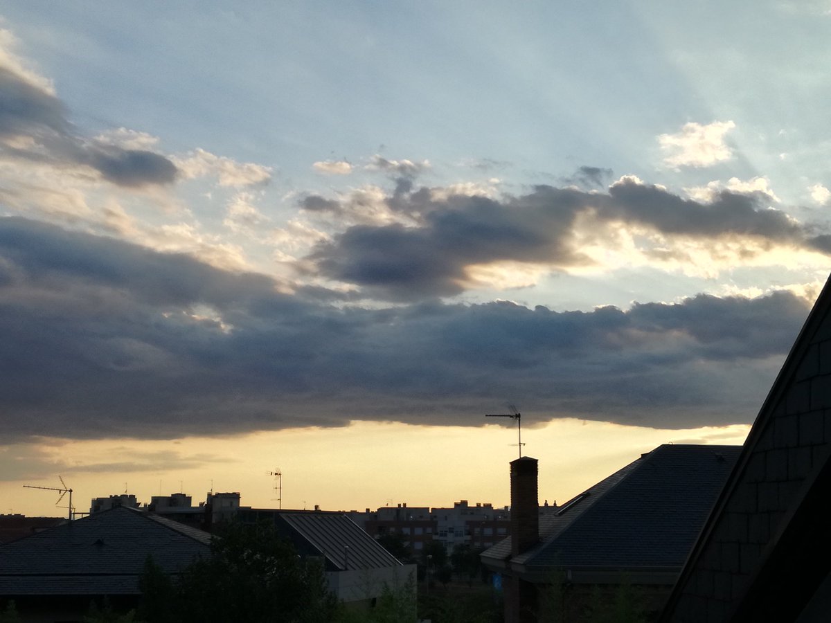 mercedeshosg's tweet photo. #buenasnoches #atodoelmundo desde #Madrid @EarthandClouds @CarlosVelasco_w @meteocastuera @javioru @amparoaq @nievesamaromora @terry_jb @Cel_ennuvolat @happywxfriend @MadCloudwatcher @ruths_gallery @Rub_dc @anamaria190977 @AngelesRiv @MJRBECEDAS @sobrino_antonio @josep_pujol1 https://t.co/bCT3ezAxOD