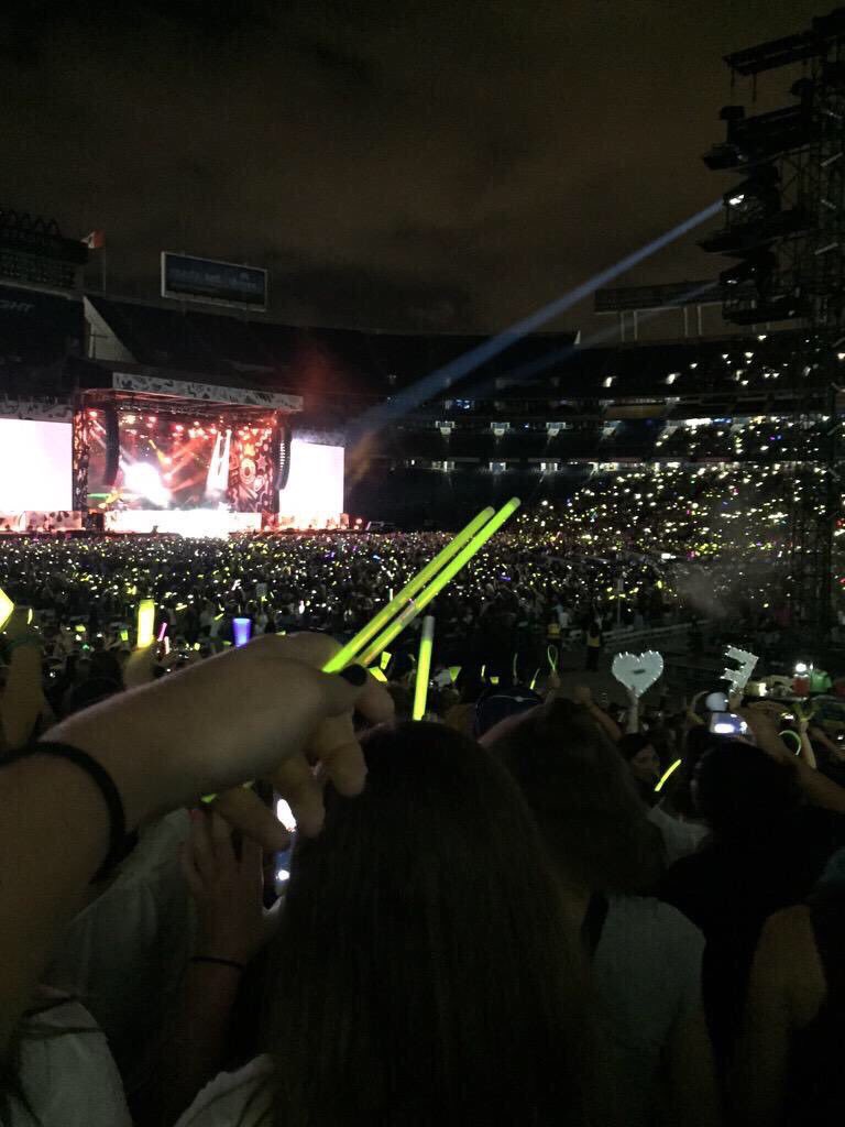 1DToursCA tweet media