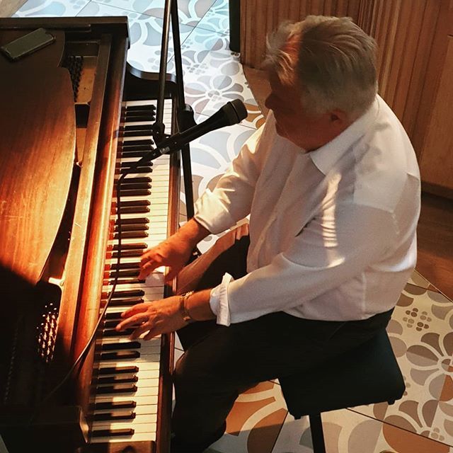 laurajeaster's tweet photo. Live Jazz tonight in @lussmanns #stalbans Mr Bob Haddrell showing us how it's done. Such a treat 👌

Live music every night until the 21st July 
#livejazz #livemusic #sustainablerestaurant #internationalorganfestival #hertfordshire #talent https://t.co/boHNlThtL4 https://t.co/BswoKUfjlu