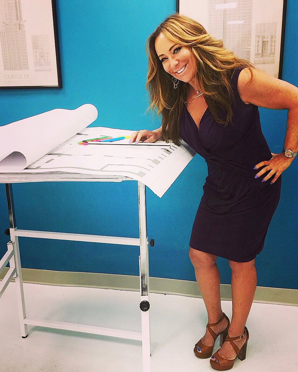 msbarbarak's tweet photo. There’s nothing more rewarding than doing what you love - being a builder in one of the toughest cities in the world has its challenges but nothing worthwhile is ever easy! #HeelsofSteel #FemaleBuilder #BuildingNY 🏗🗽 https://t.co/WRWaeERWE2