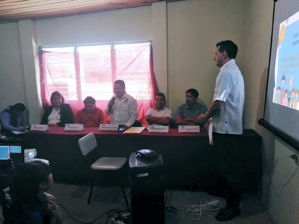 INE_Chiapas's tweet photo. El #Distrito02Bochil difunde el Documental LA HISTORIA DE LOS PROCESOS ELECTORALES así como los resultados de la #ConsultaInfantilYJuvenil2018 en el Instituto Profesional de Emprendedores, del municipio #PuebloNuevoSolistahuacán. https://t.co/yZ2uMB3CRn