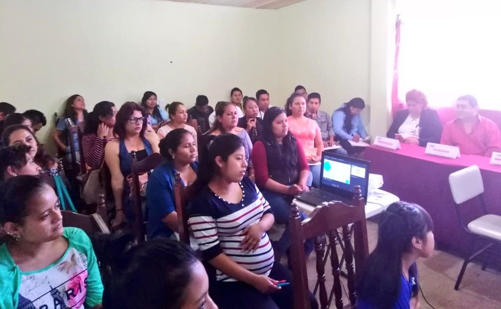 INE_Chiapas's tweet photo. El #Distrito02Bochil difunde el Documental LA HISTORIA DE LOS PROCESOS ELECTORALES así como los resultados de la #ConsultaInfantilYJuvenil2018 en el Instituto Profesional de Emprendedores, del municipio #PuebloNuevoSolistahuacán. https://t.co/yZ2uMB3CRn