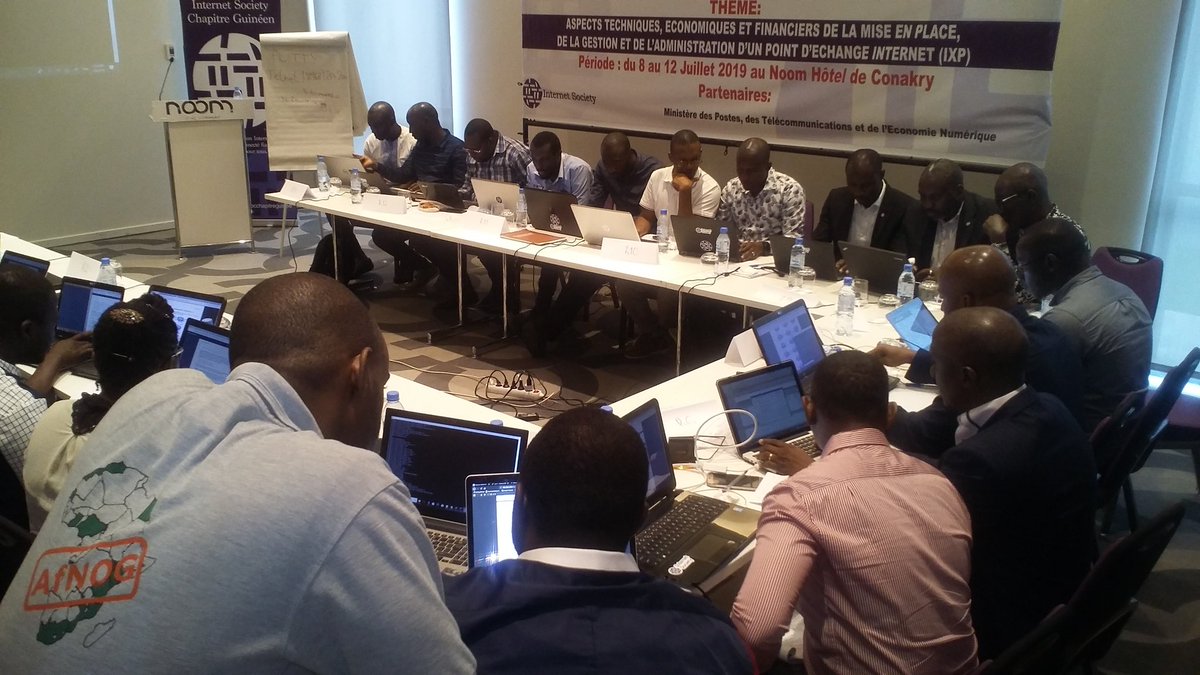 Isocguinee's tweet photo. Deuxieme journée de l'atelier IXP cas pratique avec les techniciens issues du gouvernement et du secteur privé (Les opérateurs).
un atelier très interactif https://t.co/GuBdQUyTqw