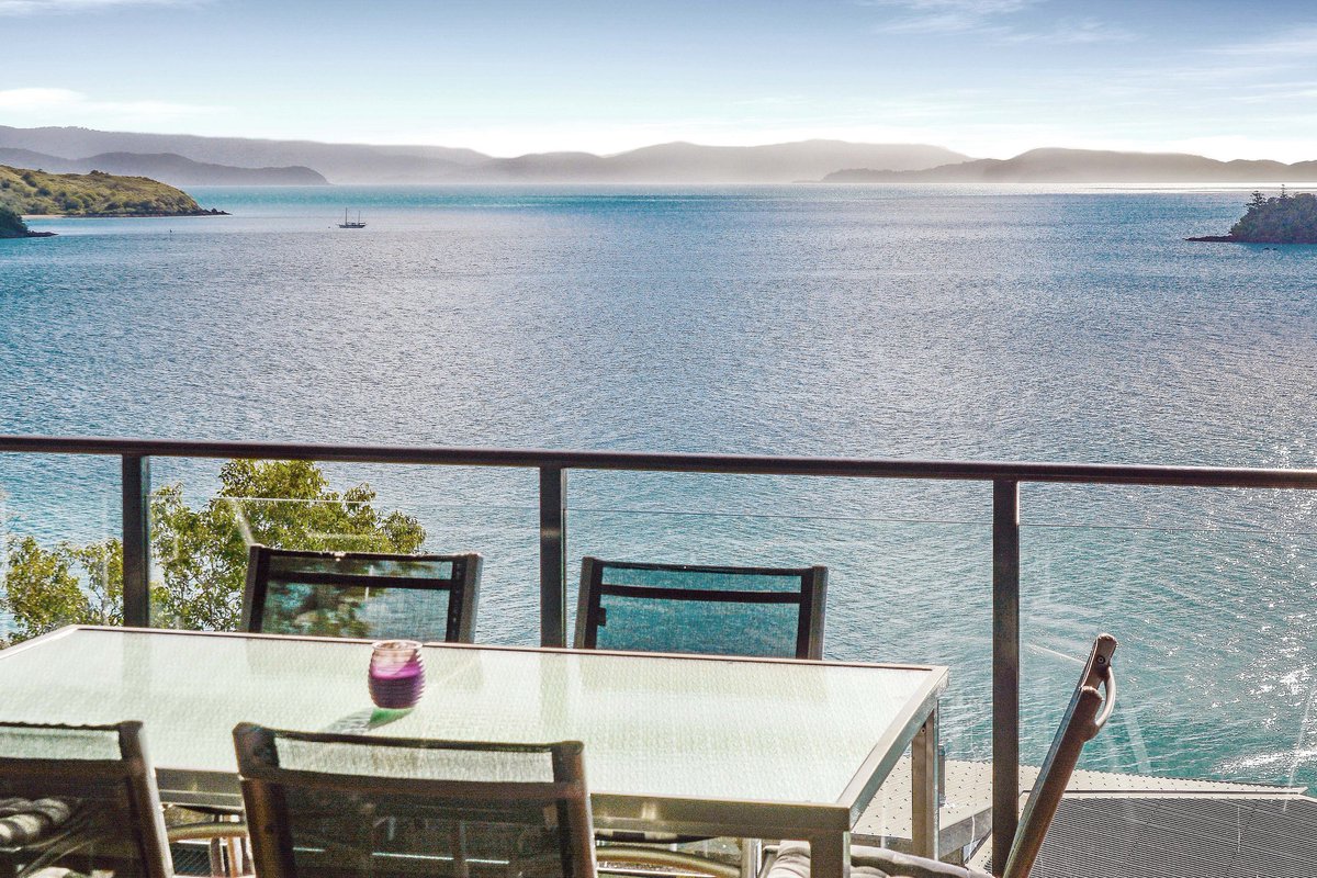 Holidayonhamo's tweet photo. Calling all yachties!  With only 6 weeks until Hamilton Island Race Week, we are offering some amazing specials on the properties that are still vacant on Hamilton Island!  WOW! Be quick! Check out available options 👉 https://t.co/jwALxZN0hE https://t.co/XOQkXUxURx