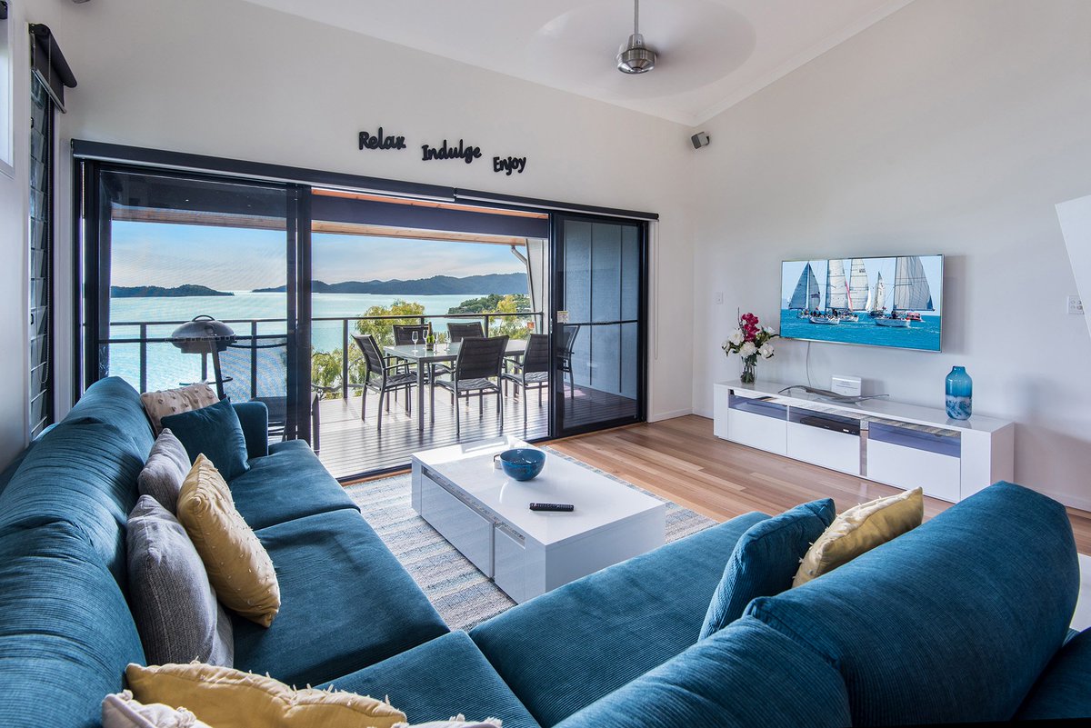 Holidayonhamo's tweet photo. Calling all yachties!  With only 6 weeks until Hamilton Island Race Week, we are offering some amazing specials on the properties that are still vacant on Hamilton Island!  WOW! Be quick! Check out available options 👉 https://t.co/jwALxZN0hE https://t.co/XOQkXUxURx