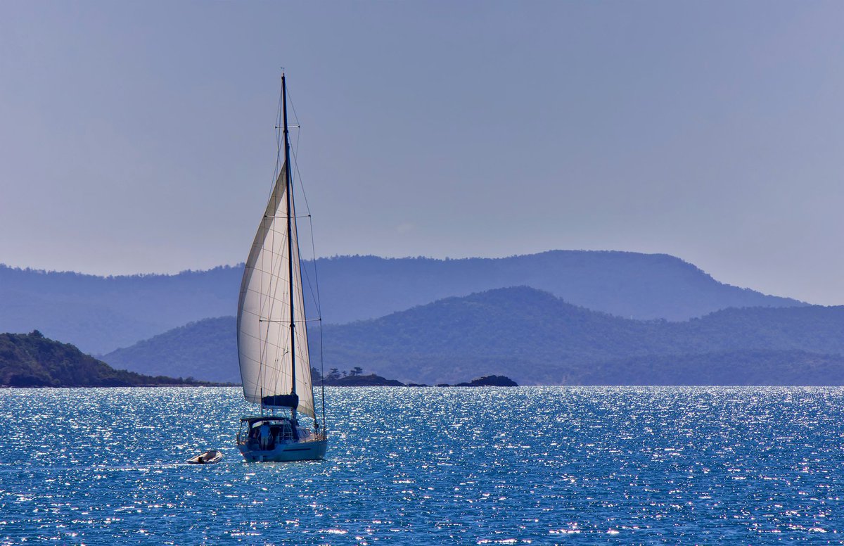 Holidayonhamo's tweet photo. Calling all yachties!  With only 6 weeks until Hamilton Island Race Week, we are offering some amazing specials on the properties that are still vacant on Hamilton Island!  WOW! Be quick! Check out available options 👉 https://t.co/jwALxZN0hE https://t.co/XOQkXUxURx