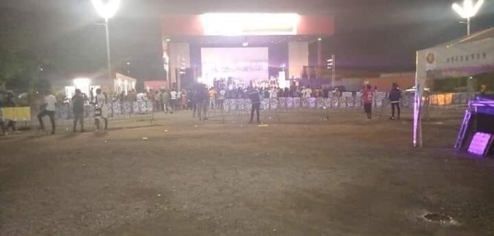 BERTRANDLEMIX1's tweet photo. Voilà la vraie image du concert d’inoss b à douala chère artiste prenez temps de vous renseigner sur la communication de vos Spectacles https://t.co/A7WYrV2ONX
