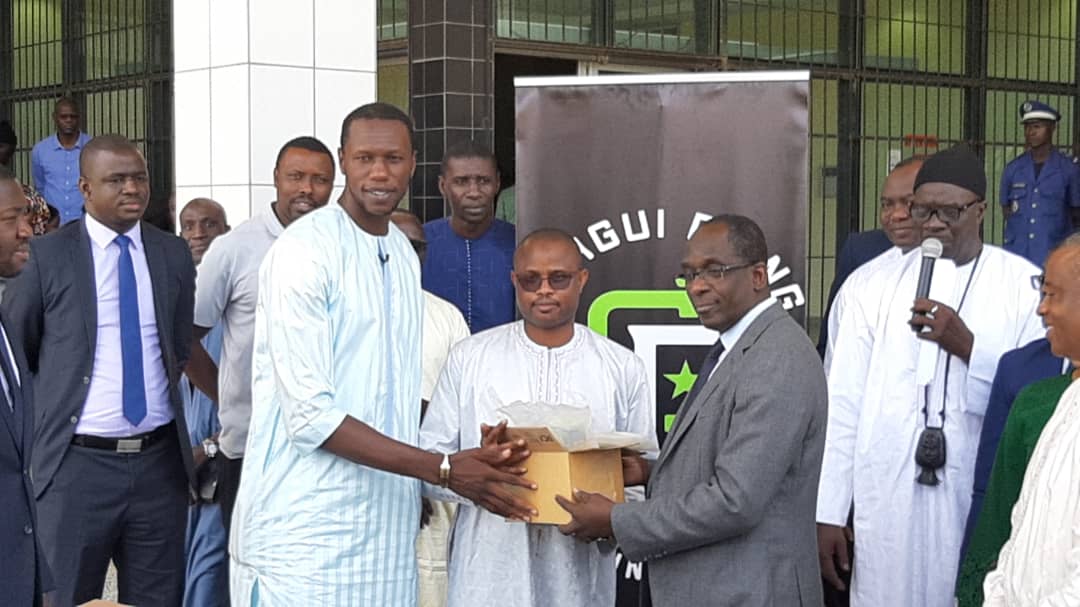 MATTER_ngo's tweet photo. The @GorguiDieng Foundation recently partnered with MATTER to send 300,000 bags of critically needed IV fluid to Gorgui's home country of #Senegal. Gorgui recently presented this life-saving shipment to the Minister of Health in Senegal.
#GDFxMATTER
#MATTERnation https://t.co/VNxoMvKpoc