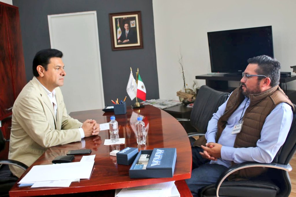 DanielRolandoJ's tweet image. El escuchar de manera cercana a la ciudadanía es una de las prioridades en el gobierno de @omarfayad, continuaremos apoyando a todas las familias de #Hidalgo para que cuenten con acciones de calidad que mejoren su bienestar. #AudienciaPública