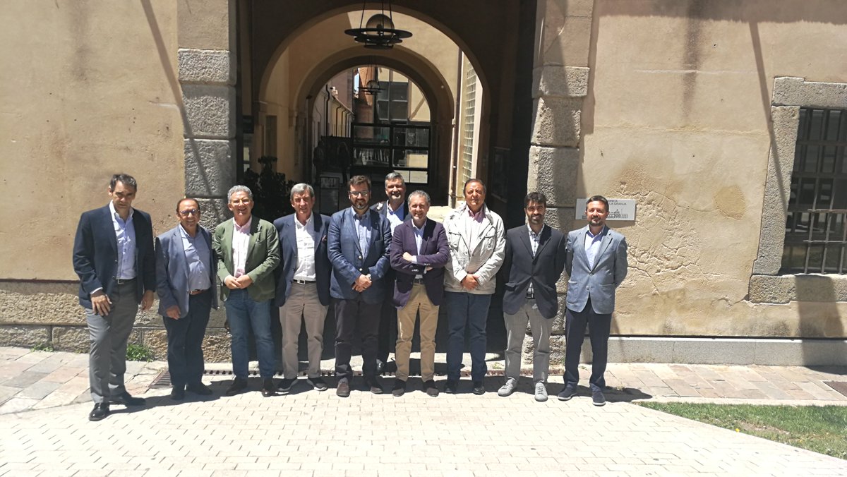 ClubCEOes's tweet photo. Hace unas semanas tuvimos una reunión de #ConclaveCEO en la @realfacristales Un sitio histórico para reflexionar y muy cerca de Madrid. https://t.co/2AGka1k4qN