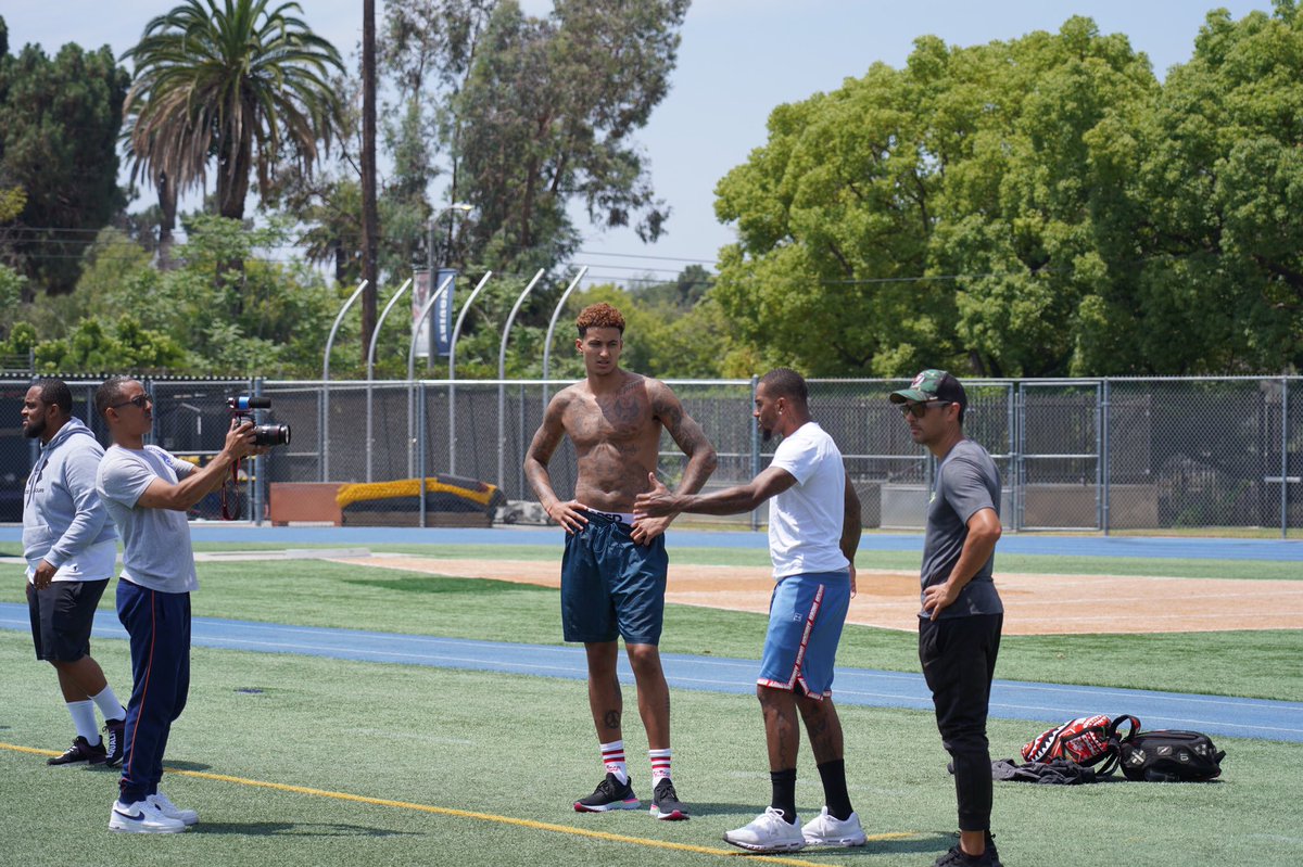 LoyolaAthletics's tweet photo. Great to have our alum Chris Conte ’07 (@WhiteUnicorn23) back on campus, along with a few other pro ballers like @KyleKuzma of the Lakers and @DeSeanJackson11 of the Eagles!

#GoCubs | #C4L https://t.co/WAiG1DkKQj