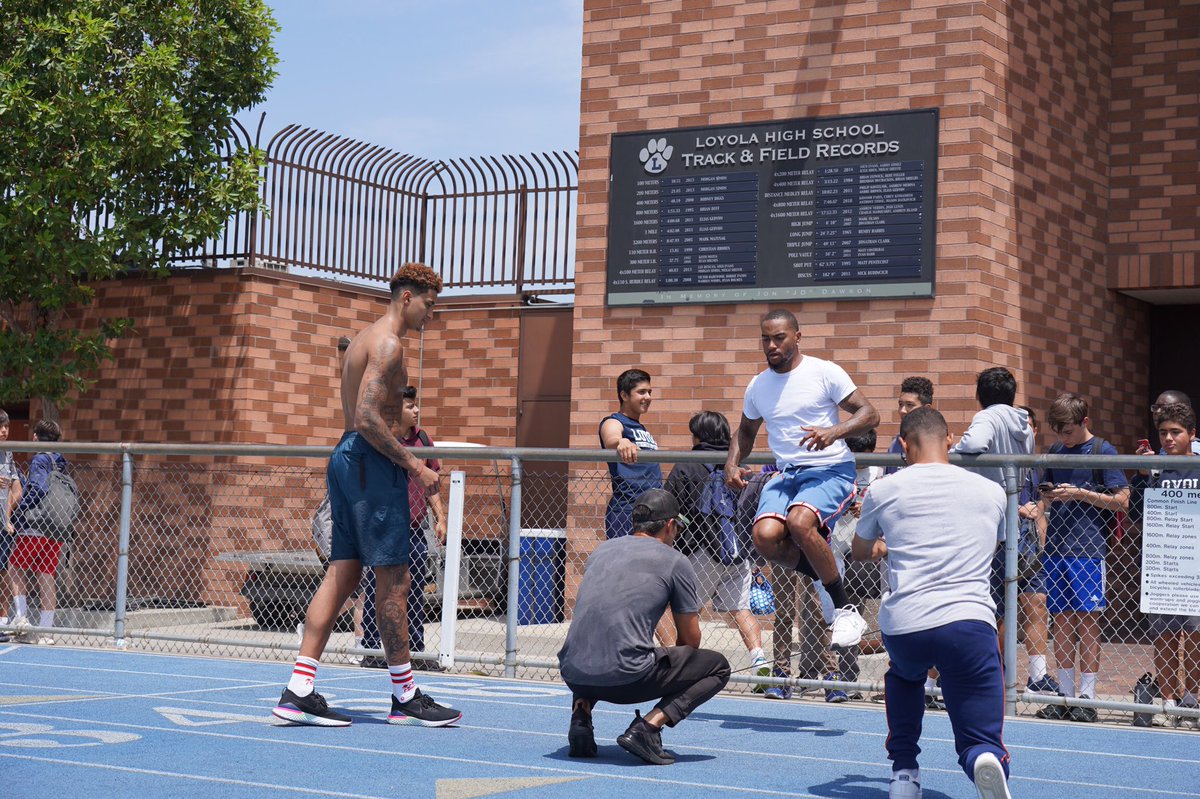 LoyolaAthletics's tweet photo. Great to have our alum Chris Conte ’07 (@WhiteUnicorn23) back on campus, along with a few other pro ballers like @KyleKuzma of the Lakers and @DeSeanJackson11 of the Eagles!

#GoCubs | #C4L https://t.co/WAiG1DkKQj
