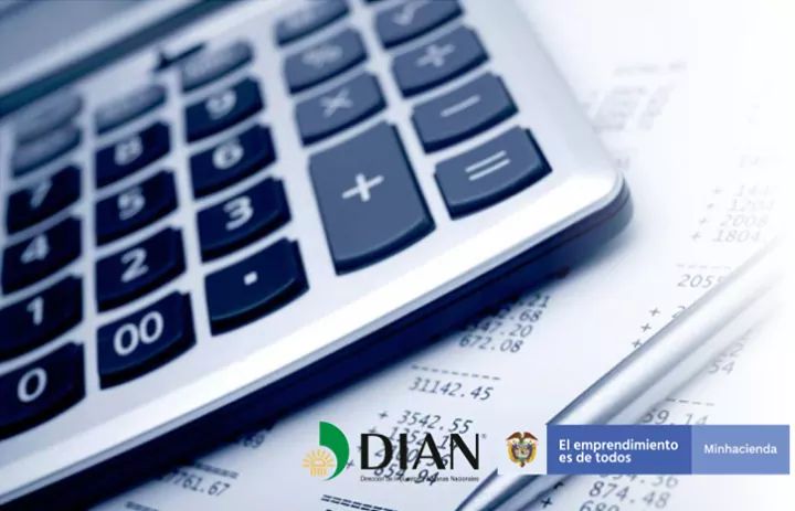 DIANColombia's tweet photo. Adelántese al #calendariotributario y presente con anticipación la declaración de renta año gravable 2018. Los vencimientos inician el 6 
de agosto y finalizan el 17 de octubre. #HágaloUstedmismo #RentaNaturales  https://t.co/wUCGJud0Zb https://t.co/lKXhysfYJ9