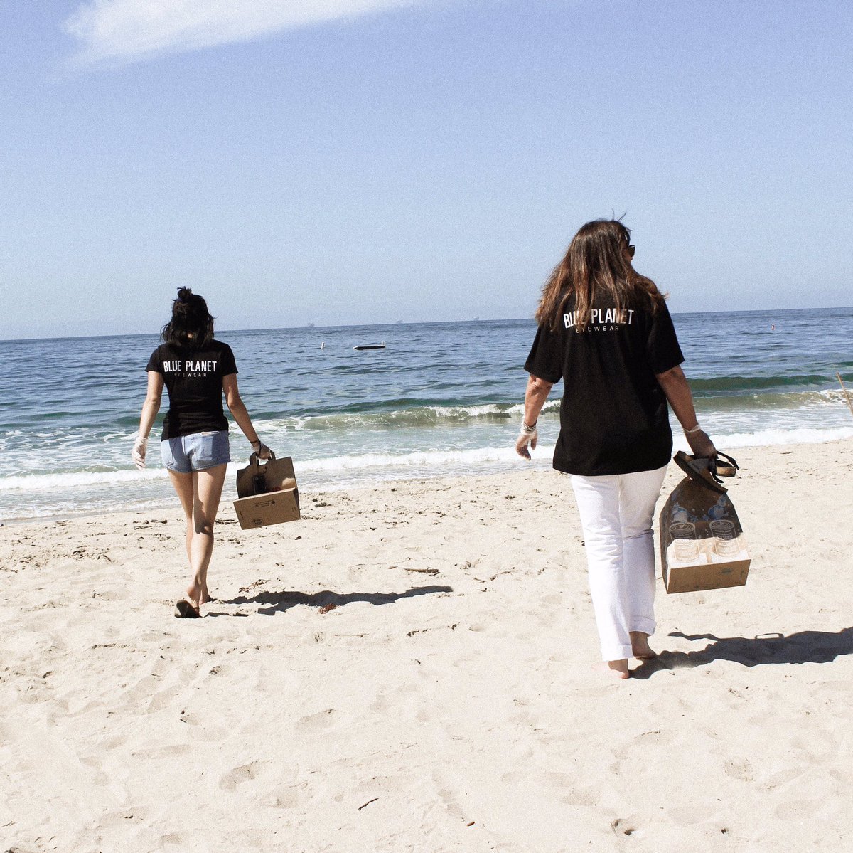 blueplanetsight's tweet photo. another #randomactsofkindness throwback. we’ve since done several beach clean ups since beginning our RAOC program.
shop now:
https://t.co/g47aVPdxub
#blueplanetecoeyewear | #ecofashion | #visualizechange | https://t.co/XKSwKS3itF