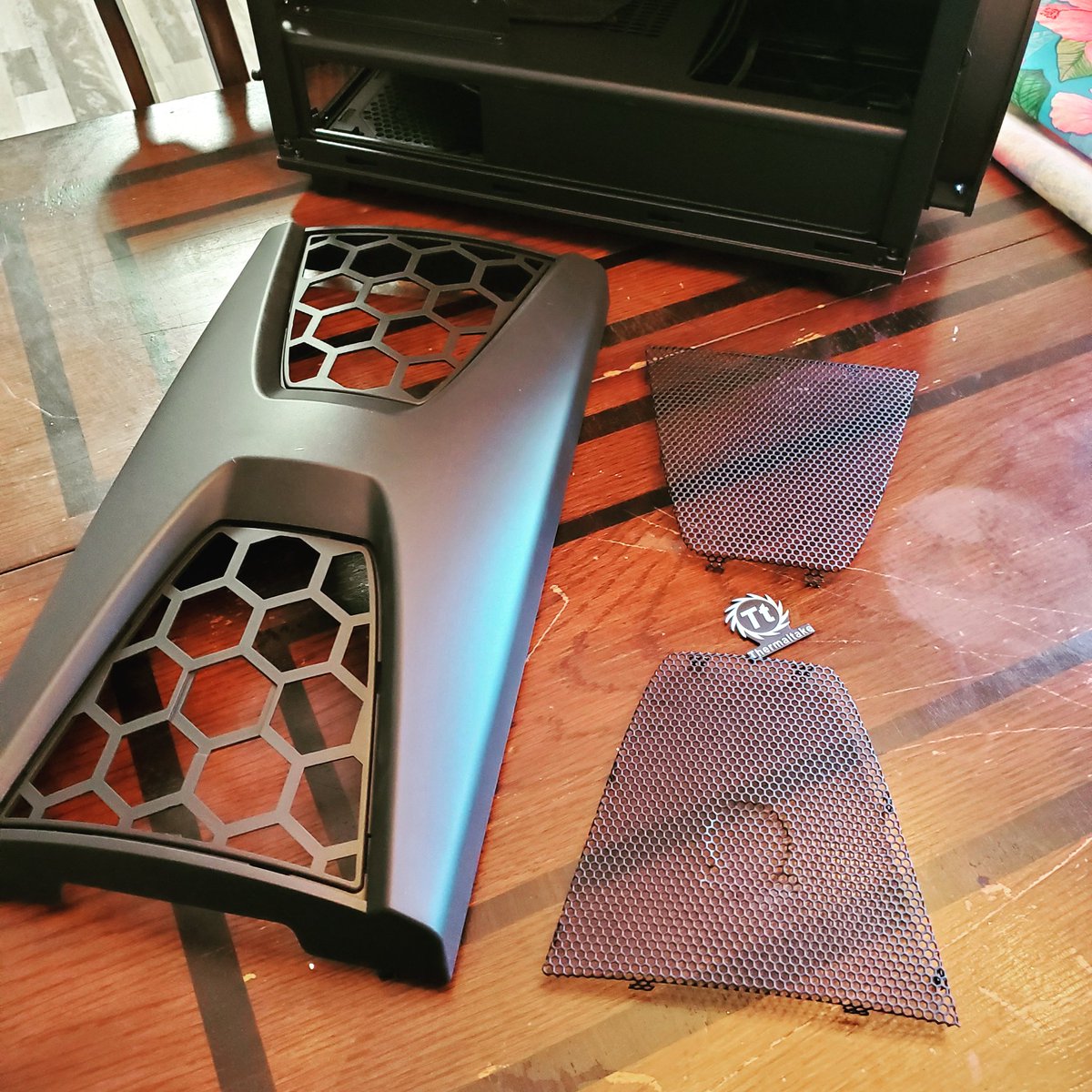 DDCustomMods's tweet photo. 🛠😈  Front panel teardown complete #PreludePC

Now let's paint these grills to match #AcidDragon

#PCmods #PCMR #Prelude #Thermaltake #CommanderC34 https://t.co/BKFrRL0XgT