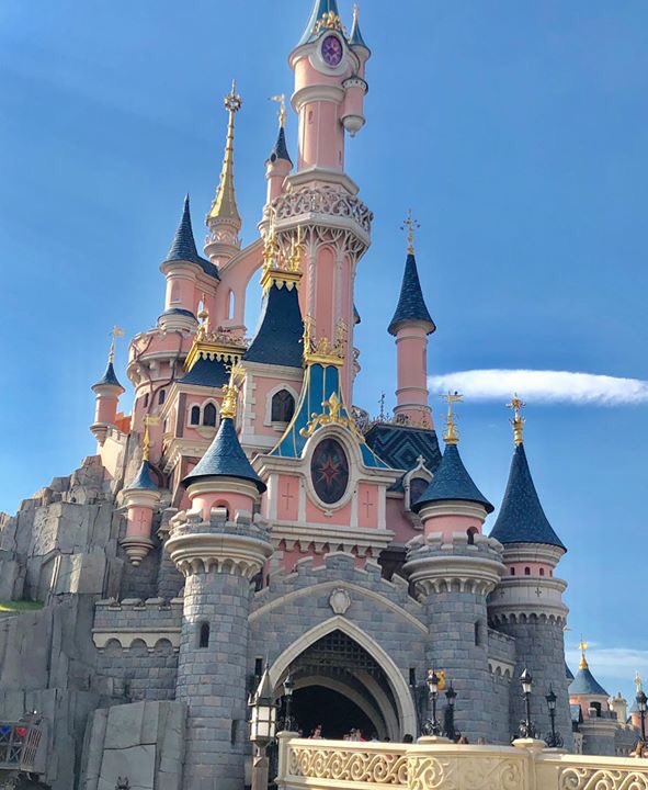 Michell59424880's tweet photo. Meu “deeeels”... Siiim! Existe a Disney, em Paris🇫🇷 🏰 #DisneylandParis🇫🇷 #MickeyMouse #CoisaMaisLinda #WaltDisneyWorld #ThieMipeloMundo🗺 #DeusAbençoando #DeusNoComandoSempre🙏🏻🌟 #EuroTrip #AmoViajar🗺 https://t.co/LdmDFUcaRh
