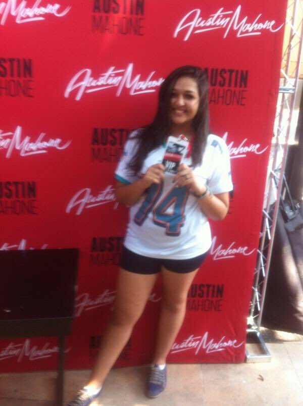 camimangueira's tweet photo. Nem acredito que amanhã vou no show do austin, to mt emocionada!!! Um tbt p me deixar ainda mais ansiosaaaa #WelcomeToBrazilAustin https://t.co/3fUkdMRh6q