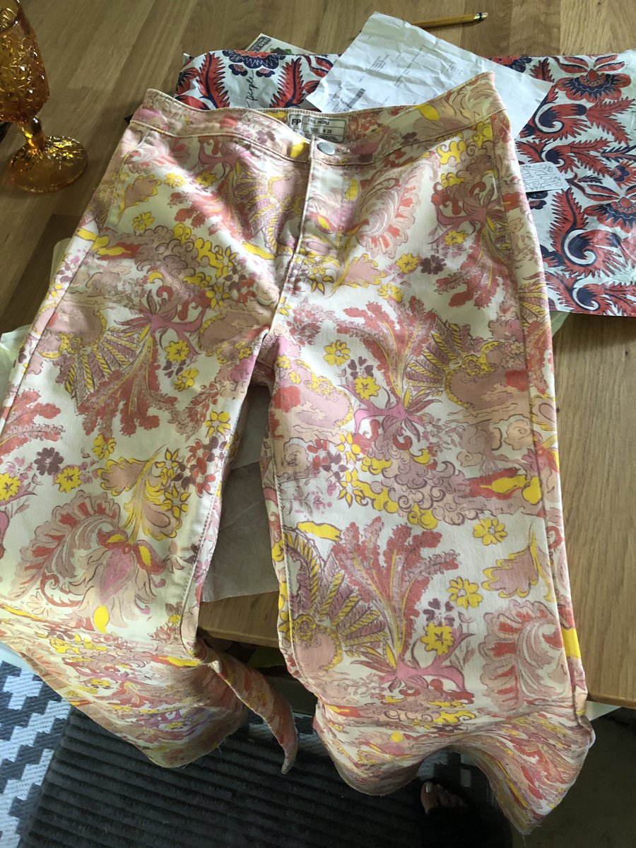 vealdonblu's tweet photo. @FreePeople i waited 11 days for these pants, with no shipping updates or proper notification. i received the wrong size in what packaging that appears to be tampered with. this is unacceptable and incredibly disappointing https://t.co/CMJdePVWHb
