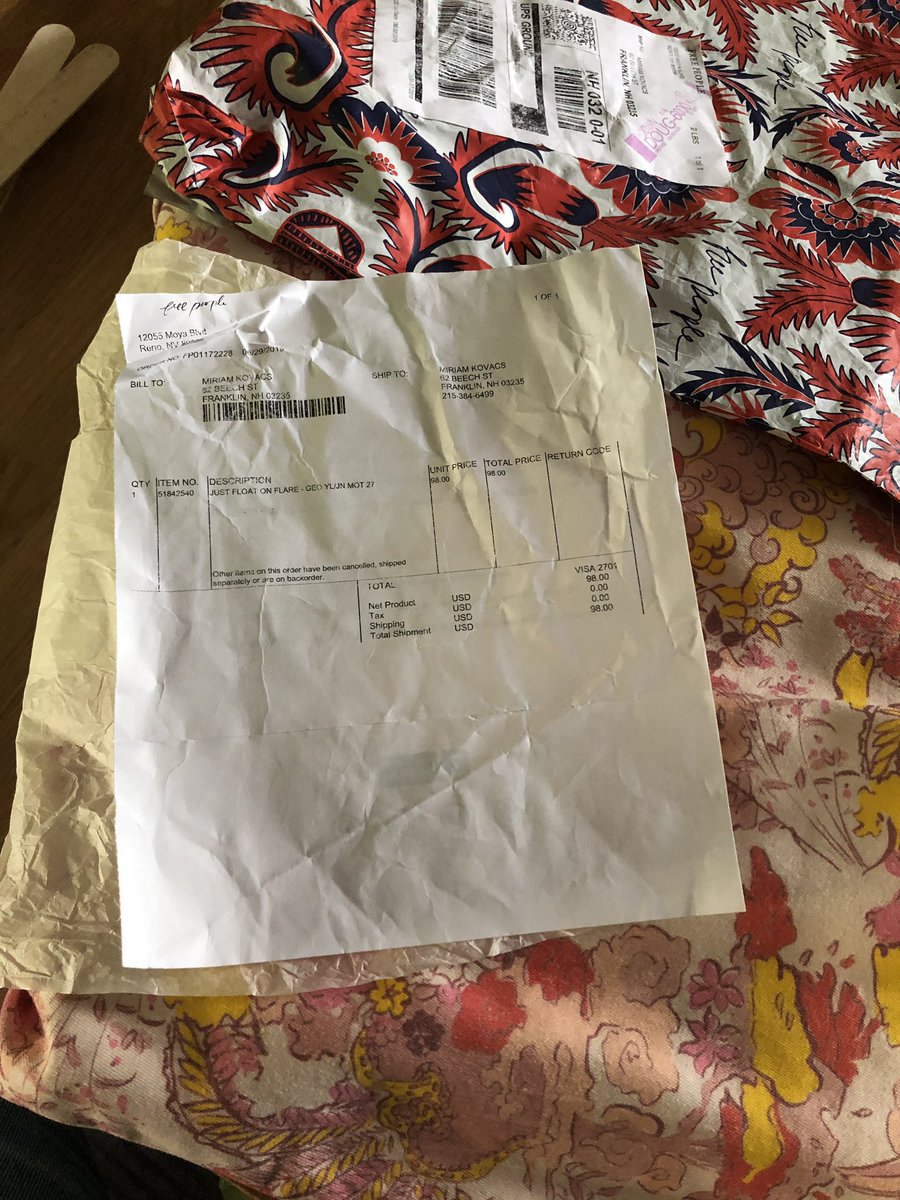 vealdonblu's tweet photo. @FreePeople i waited 11 days for these pants, with no shipping updates or proper notification. i received the wrong size in what packaging that appears to be tampered with. this is unacceptable and incredibly disappointing https://t.co/CMJdePVWHb