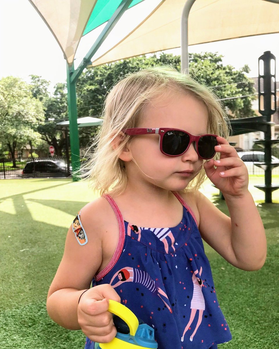_SignatureEye's tweet photo. Sun's out, shades out 😎
.
.
.
.
#houston #texas #htx #signatureeyecare #galleria #houstongalleria #eyewear #eyeglasses #sunglasses #specs #optometrist #optician #optical #houstonoptical #houstonoptometrists #glassesswag #specsappeal #spectacles #rayban #raybankids #instakids https://t.co/wItLNeUHyC