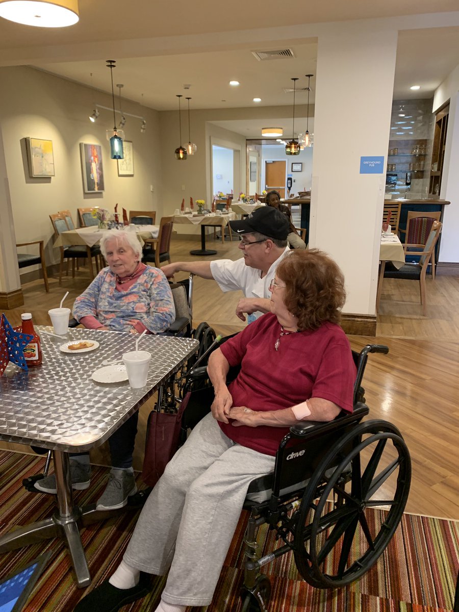 Carmel_WB's tweet photo. Chef Tim served up some delicious pizza for chef circle. He enjoyed chatting with each resident asking about their favorite dishes. #chefsrock #favoritefood @TrilogyLiving https://t.co/1ArGa3WZWx
