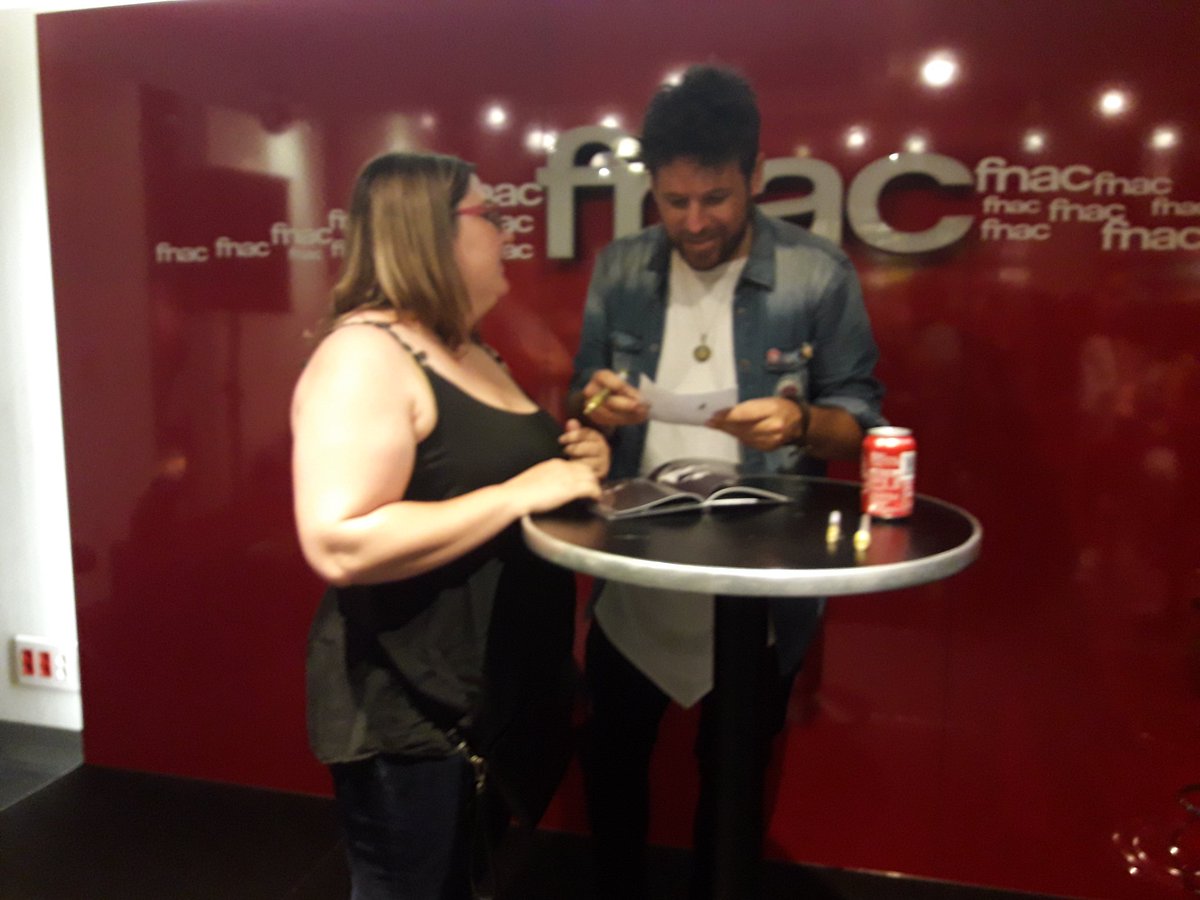 serethil's tweet photo. Mi hijo Iván de 9 años no ha podido ir a #FirmaTourSantaLibertadBCN y le hizo un dibujo a @PabloLopezMusic , me encanta la humildad con la que recibe todos los regalos recibidos. https://t.co/C4VA4haxeD