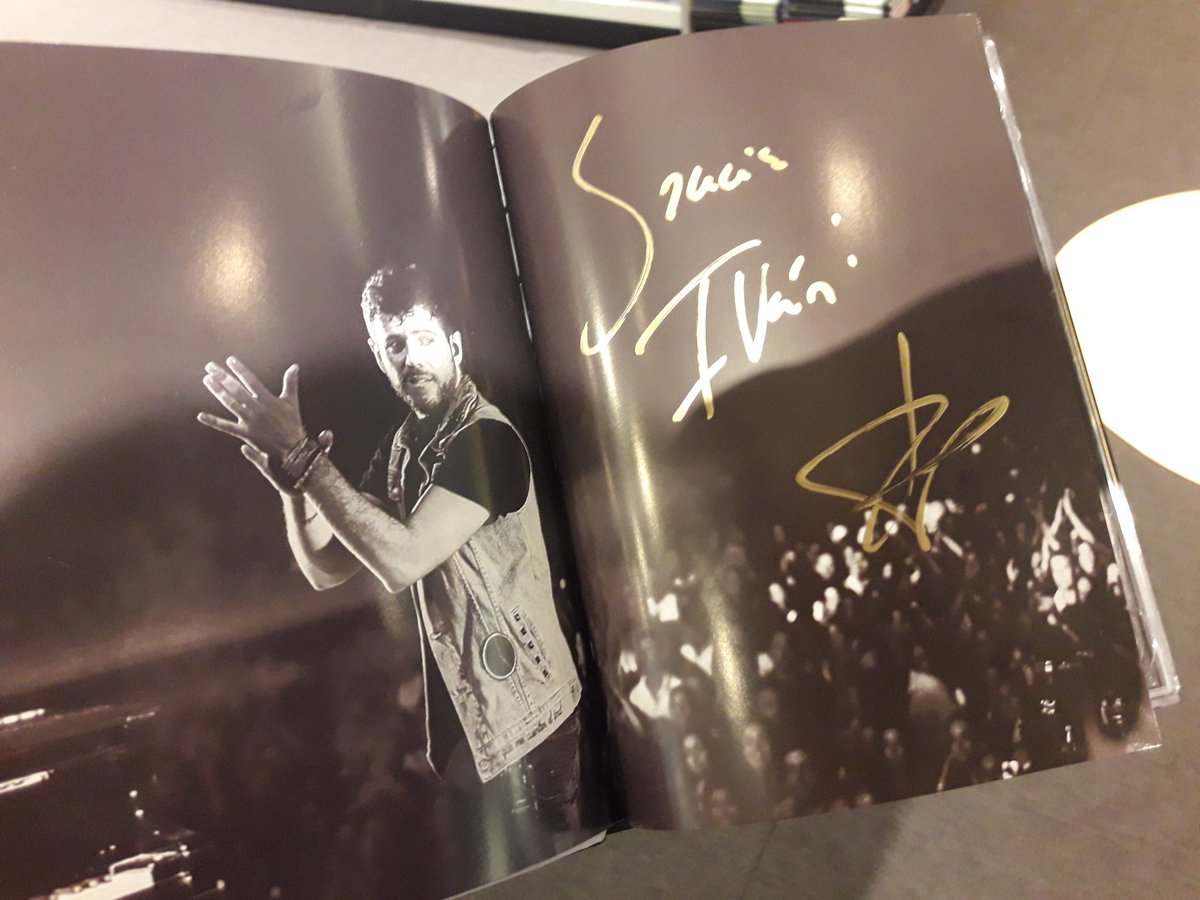 serethil's tweet photo. Mi hijo Iván de 9 años no ha podido ir a #FirmaTourSantaLibertadBCN y le hizo un dibujo a @PabloLopezMusic , me encanta la humildad con la que recibe todos los regalos recibidos. https://t.co/C4VA4haxeD