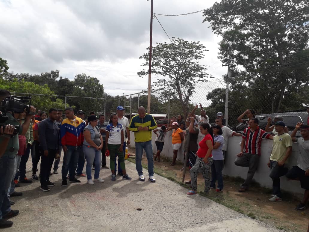 IMDEPORTES_CNA's tweet photo. YO❤CUMANA

#Hoy09/07 nuestro Alcalde @lossifontes inició Gran Plan Municipal Recupera Tu Cancha, en nuestra comunidad de Plan de la Mesa.
Un programa donde se le suministra el material y asesoría técnica a nuestro poder popular organizado. https://t.co/hTBDkGTtD8