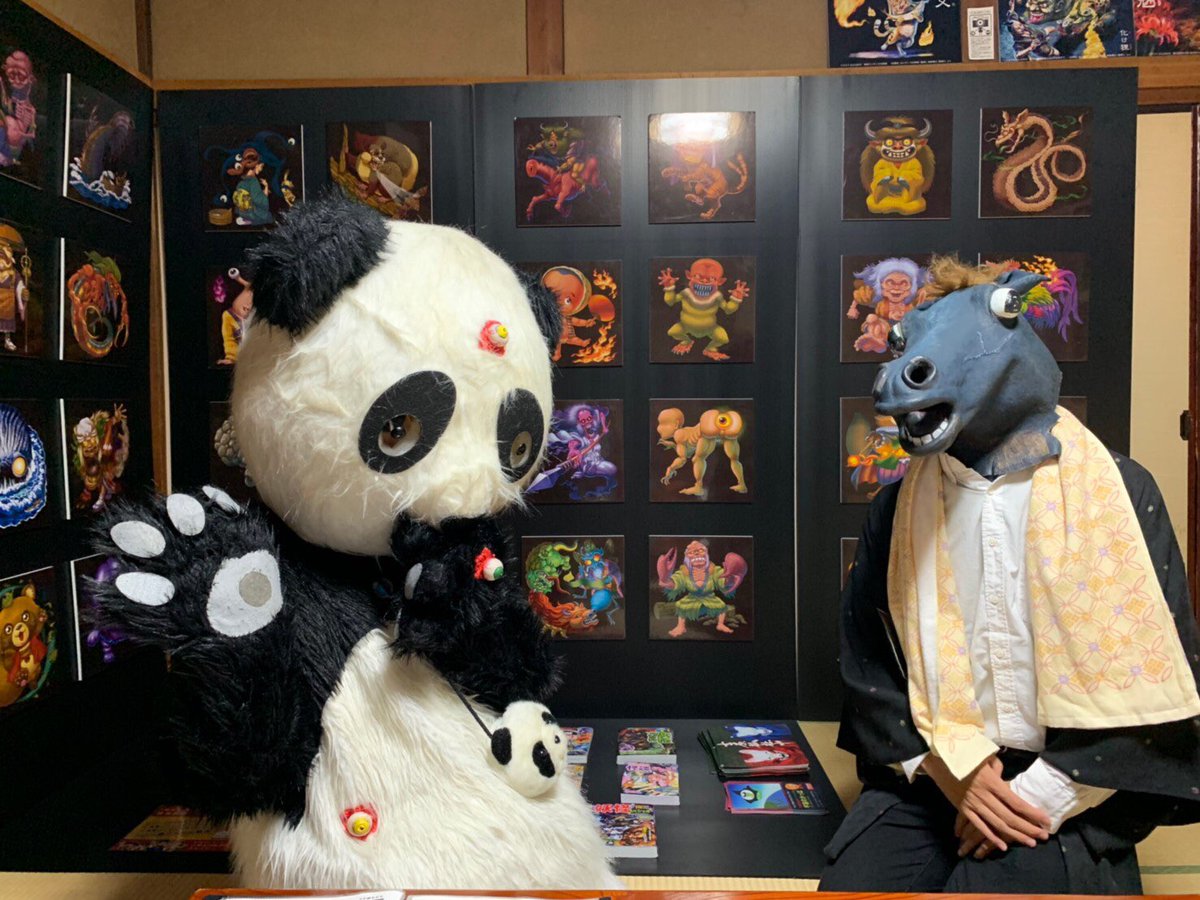hinage_shi's tweet photo. 八眼妖怪 阿智パンダ🐼👁👁と相棒の書生妖怪 馬頭丸🐴

永井さん@zatoumusi となんばきびさん@nanbakibi_tw の作品の前で、妖怪豆話をマメどころじゃない長時間リクエストしまくる妖怪
@gazu100youkai 

あと鳳明館限定おまんじゅう美味しかったです🐼
#妖怪の宿鳳明館 https://t.co/iZWEUxJR2B