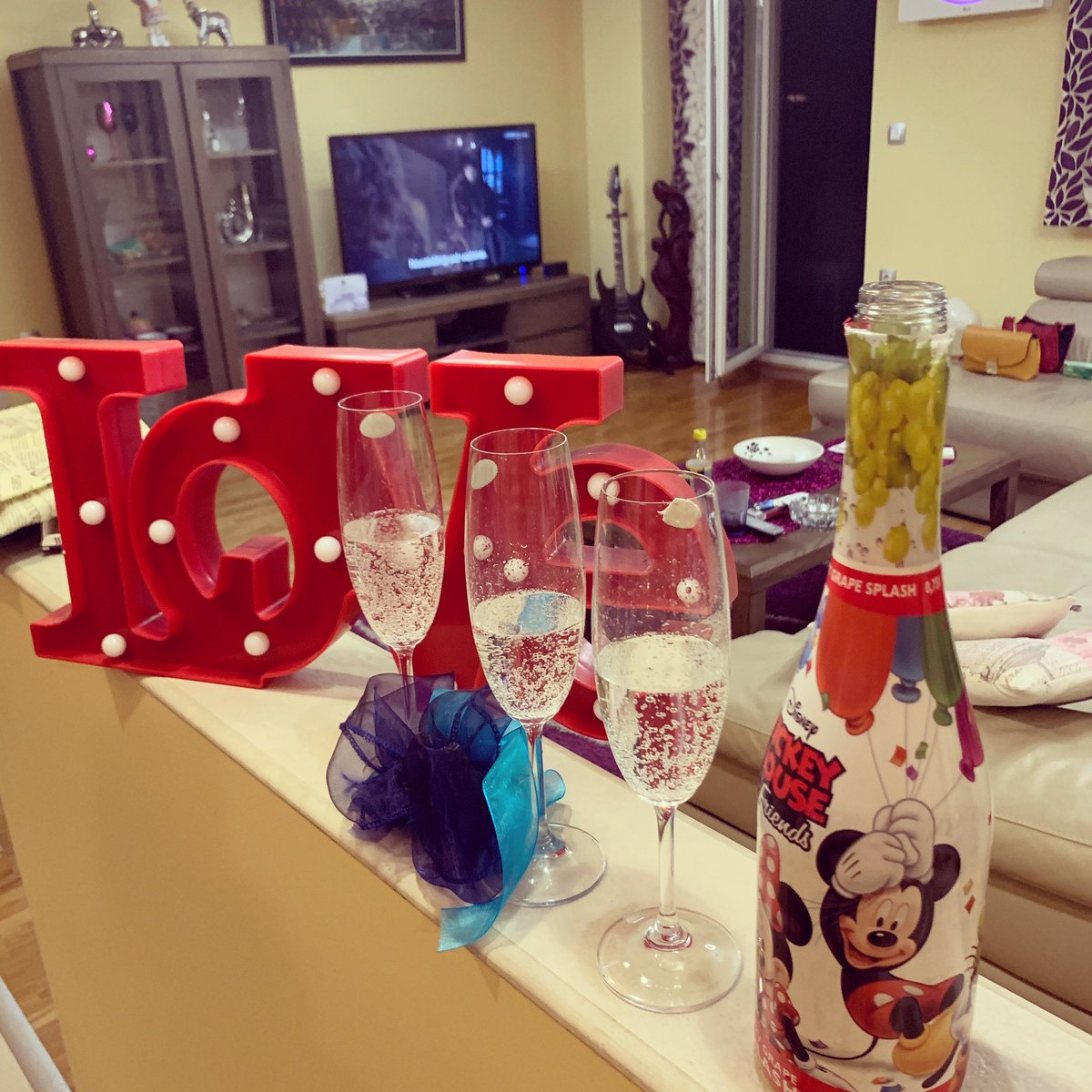 redinmind's tweet image. Hvala mojoj ćerkici za iznenadjenje sa rodjendanskim šampanjcem ❤️❤️❤️🎂🎼