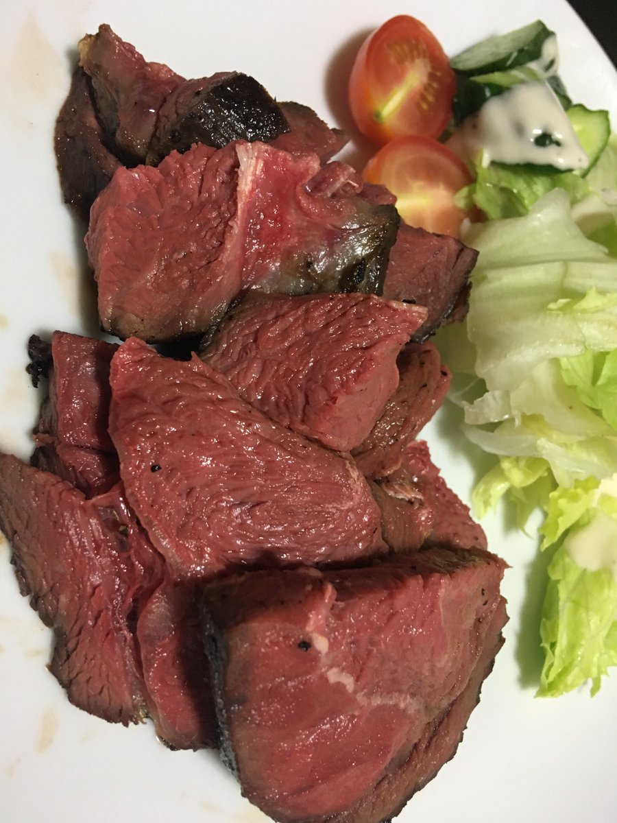 ななせなつひ 炊飯器でつくる コンフィ風ローストビーフ 三工程で完成するレシピです 牛肉に塩コショウをして オリーブオイル 大さじ5 ニンニクと一緒にジップロックに入れて空気を抜く 沸騰したお湯を炊飯器に張り保温 牛肉を入れて40分 50分