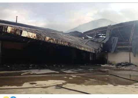 RCR750's tweet photo. Totalmente destruida quedó fábrica de galletas Puig por incendio aparentemente provocado por colectivos. https://t.co/v3eNwXTai6