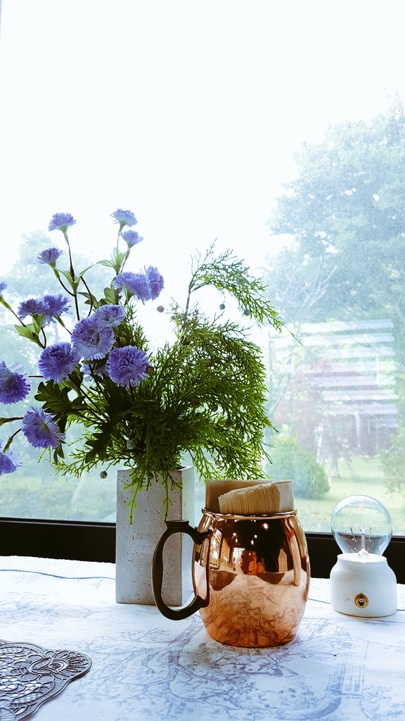 외 이런 날이면 네가 더 
생각나는지 모르겠다

아픈데는 없는지
마음이 힘들어 하지는 않는지
일이 힘들지는 않은지
밥은 잘 챙겨 먹는지
...

나는 네가 행복 했으면 좋겠어

구름낀 흐린 어느날에