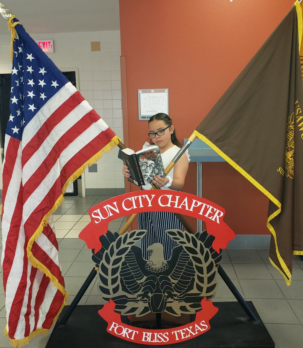 ladefaba4's tweet photo. Having a break to read after celebrating with dad the 101st anniversary of the Warrant Officer Association #DestinationSISDReads #LVEBearsRead #LVE #TeamSISD @LVerde_ES @cdelrio_LVES https://t.co/hL36nfx5O6
