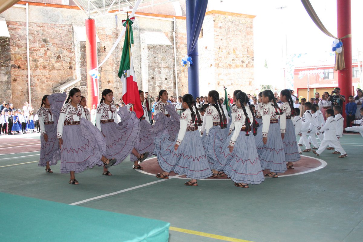 tajeewdr's tweet photo. tiempo de clausuras

Desde que recuerdo, la Escuela Primaria #Xaam de #Tlahuitoltepec tiene como uniforme escolar el traje de #Tlahui. Todos los lunes (excepto vacaciones) alrededor de 250 niñ@s refuerzan su identidad textil. 

#MiBlusadeTlahui

Foto:Asunción Ramírez Ruiz https://t.co/gXtVIEE71o