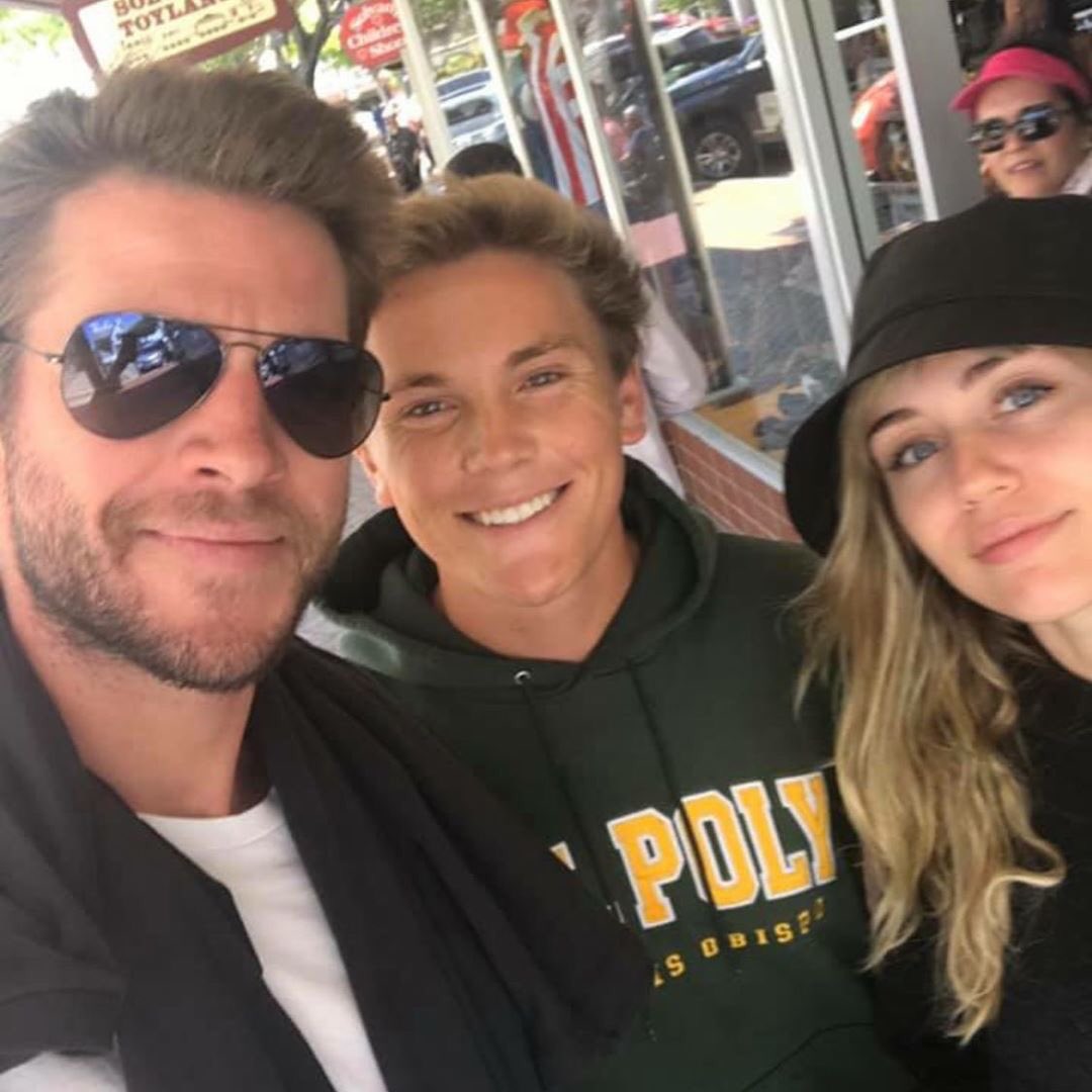 📸 | New pic of Miley &amp; Liam with a fan in Solvang, California.

July 9th, 2019.