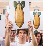 Assopace's tweet image. Stop armi italiane in #Yemen - COMUNICATO STAMPA
Più di 7.500 bambini sono stati uccisi o feriti dall'inizio del conflitto, in seguito ai bombardamenti condotti per la grande maggioranza dalla Coalizione militare a guida saudita. bit.do/eZomh @ReteDisarmo @Assopace