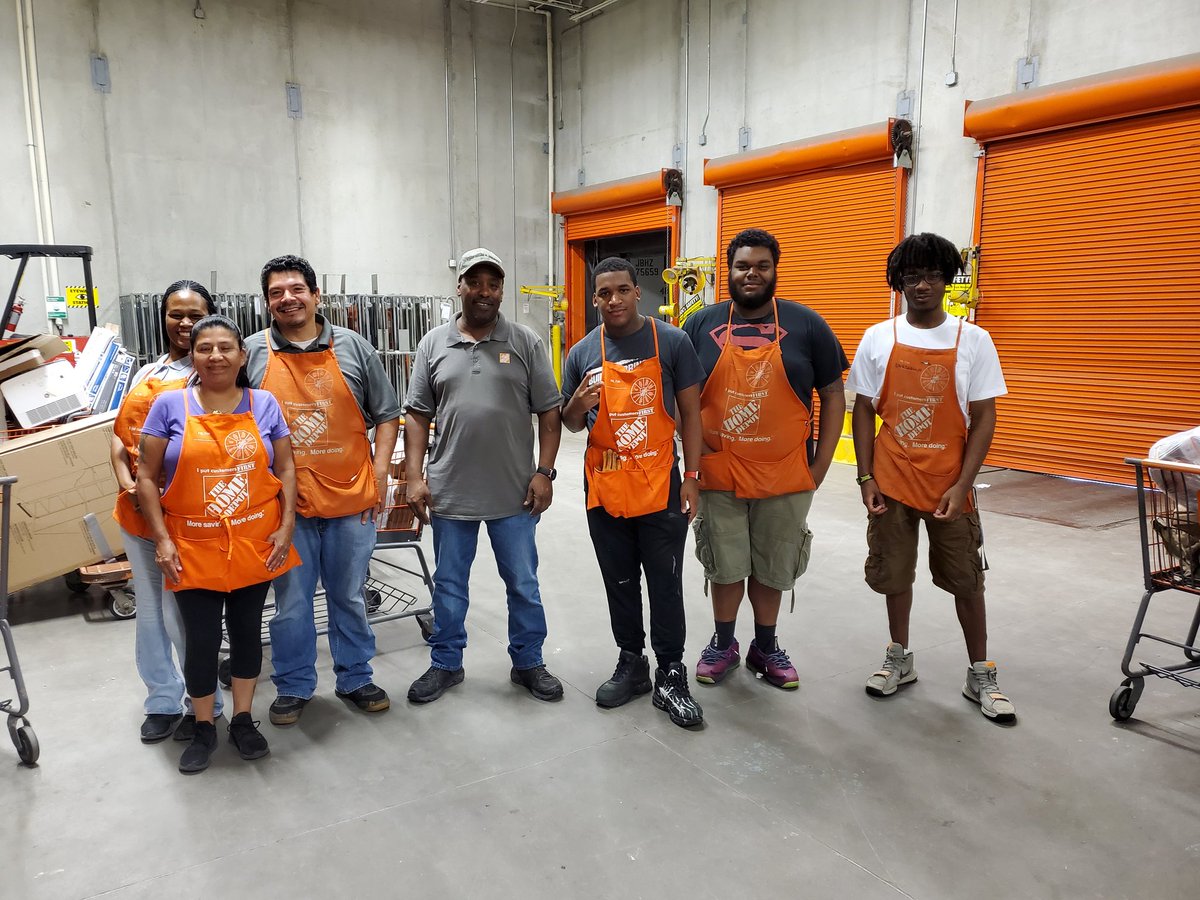 BrandiBasham's tweet photo. Needed to give a BIG thank you to Antonio for leading the freight team this week while their supervisor is on vacation. #gofreight #stretchandflex @THEBFERRARO https://t.co/t5BPlEe7Iw