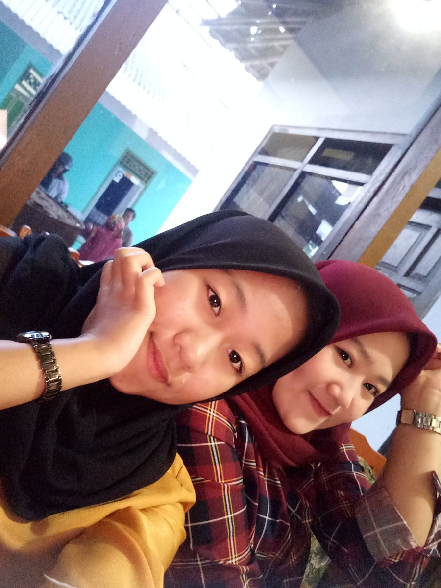 Bnyak orang aku dan dia mirip???  Mmm mirip dri mnanya yah?  Kdang suka membingungkan 😆😆😆