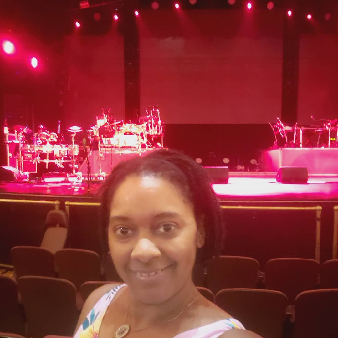 AriesErin's tweet photo. Today's Adventure brought me to the @beacontheatre so see the iconic, legendary @EarthWindFire I grew up hearing my mom listen to their music and loved it! Now I get to see them perform live!! #WhenMusicWasGood #LiveMusic #FanGirlWillTravel https://t.co/8hPtj4IhfF