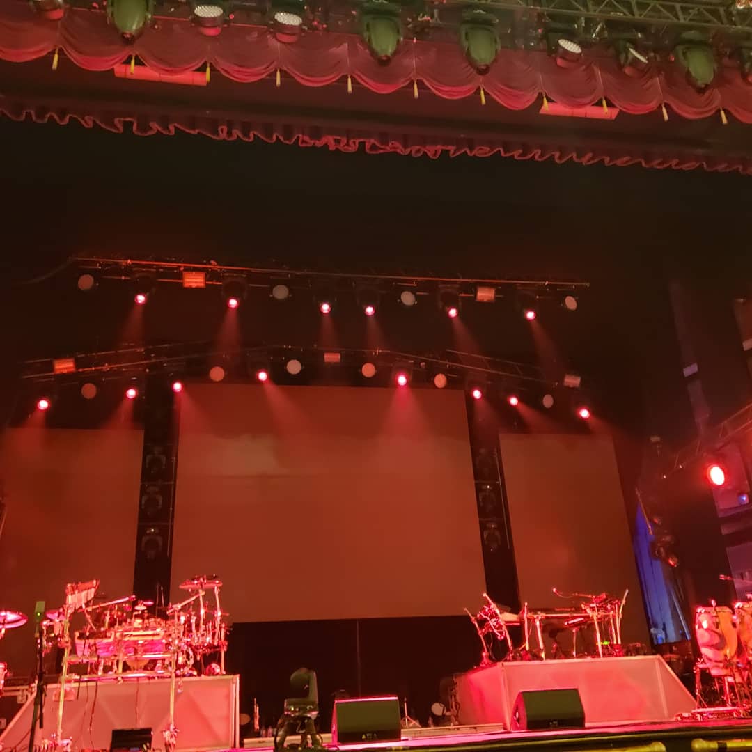 AriesErin's tweet photo. Today's Adventure brought me to the @beacontheatre so see the iconic, legendary @EarthWindFire I grew up hearing my mom listen to their music and loved it! Now I get to see them perform live!! #WhenMusicWasGood #LiveMusic #FanGirlWillTravel https://t.co/8hPtj4IhfF