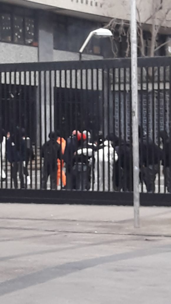 <a href="/RadioUniverso/">Radio Universo</a> y locutores Vicente y Natalia del programa Vuelta en U. Es Grave que siendo Comunicadores Sociales relativicen la accion del Presidente del CC AA del Ins. Nacional que raya en lo legal y Además Critiquen la Accion de las FFEE frente a las Molotov. Eso es un Delito.