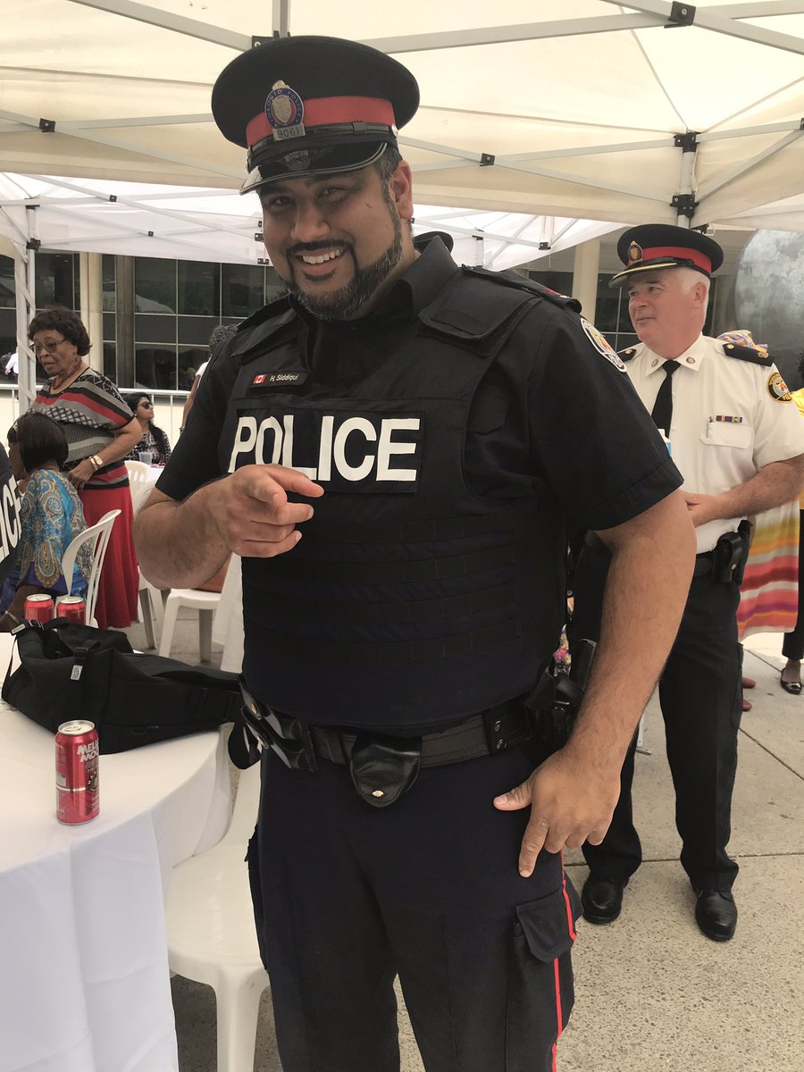 TPS_CPEU's tweet photo. PC @officertdot wants you to have a great time at Toronto’s Caribbean Carnival 🌴🎉 but please #RespectTheParade. Masqueraders have worked many months on their costumes and this is their moment to shine.✨✨✨ If you do not have a wristband you cannot be in the parade. https://t.co/G5SrkmVNGn