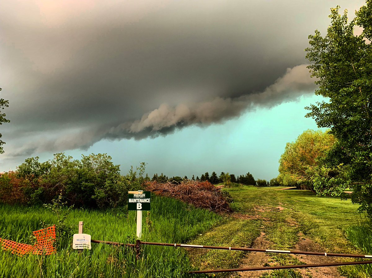 stormsandskies's tweet image. Stormy skies in #SylvanLake ⛈ #abstorm #Alberta