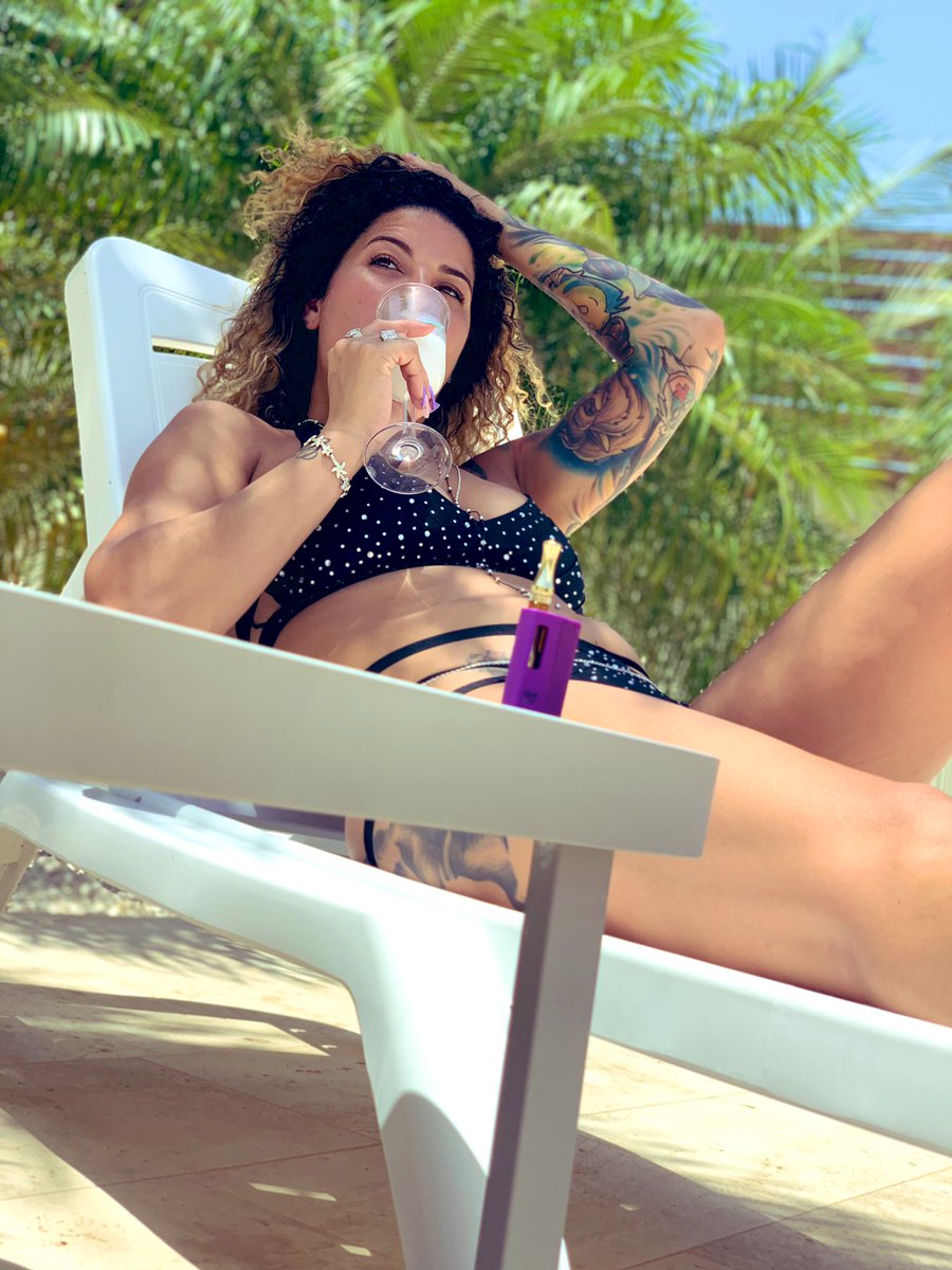 ___VIOS___'s tweet image. all you need on vaca is a cool beverage, and a KushBox 😎