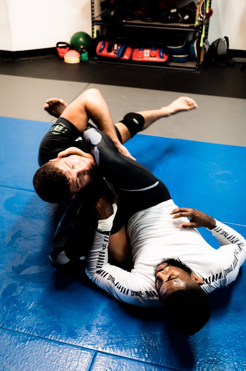 funkmasterMMA's tweet image. Working on my go-goplata setups with Raging Al Iaquinta! Let that Siberian fella keep talking.
•
#MyTime #TheWeeklyScraps #FunkJitsu
instagram.com/p/BztzSP9DWrp/