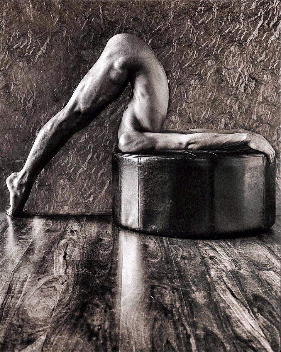 DionelPire's tweet photo. No vengas a mi a buscar cambiarme 
No iré a ti con intención de cambiarte 
Fluye conmigo
#photography #body #bodyart #muscle #legs #hand #pose #art #dancer #boydancer #boy #man #fit #bodyfitness #erotico #pride #sublim #me 
@josevdaza photographer https://t.co/T3WaBtTKaW